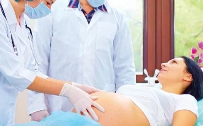 ¿Cuáles son los cuidados necesarios después del parto normal y la cesárea?