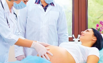 ¿Cuáles son los cuidados necesarios después del parto normal y la cesárea?