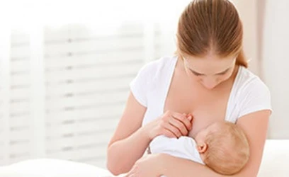 Mamá primeriza descubre estas prácticas posiciones de dar el pecho